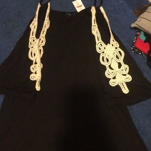 Cold shoulder t shirr tress